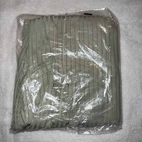 PrettyLittleThings Dress - Picture 7 of 8